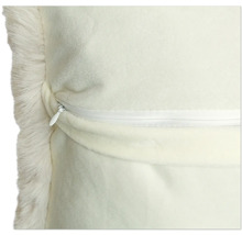 Vizualizare detaliată a unei perne cu margine de blană și fermoar