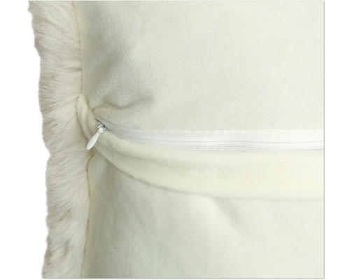 Vizualizare detaliată a unei perne cu margine de blană și fermoar