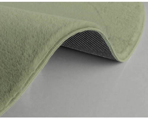 Vizualizare detaliată a unui covor cu fibre și spate antiderapant.