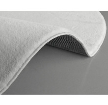 Prim-plan cu un covor alb cu fibre și spate textil