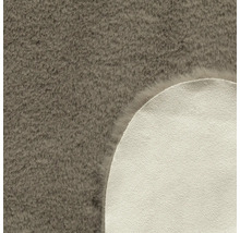 Detaliu al unui covor gri cu fibre și spate