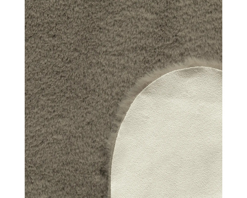 Detaliu al unui covor gri cu fibre și spate