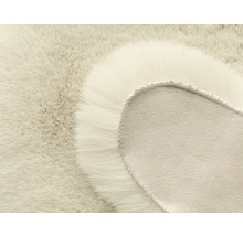 Prim-plan cu un covor din imitație de blană cu spate textil