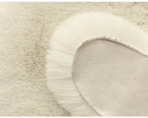 Prim-plan cu un covor din imitație de blană cu spate textil