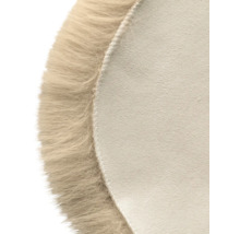 Prim-plan al unui covor rotund cu fibre lungi