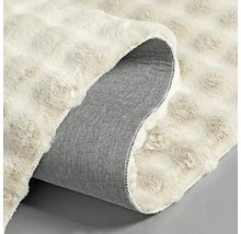 Vizualizare detaliată a unui covor cu fibre și spate țesut.