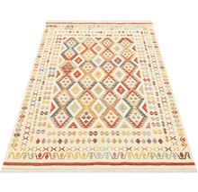 Covor cu model cu forme geometrice.