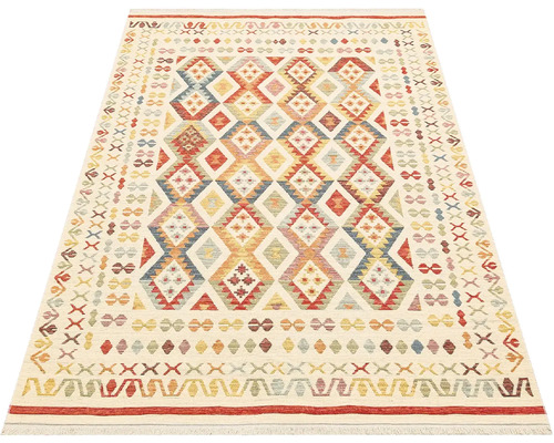 Covor cu model cu forme geometrice.