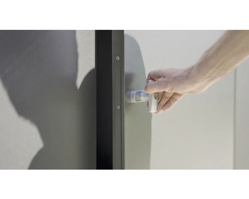 Mâna acționează mânerul unei uși pentru a o deschide