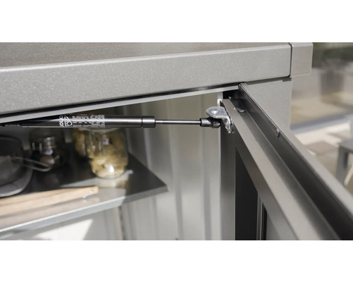 Vizualizare detaliată a unui amortizor cu gaz pe o cutie de grădină