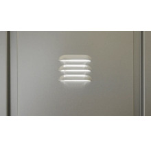 Prim-plan cu un dulap cu fante de ventilație