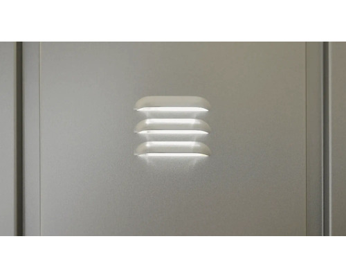 Prim-plan cu un dulap cu fante de ventilație