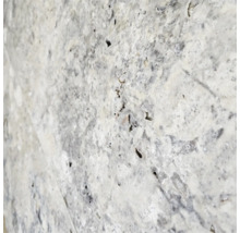 Prim-plan cu o placă de travertin din piatră naturală