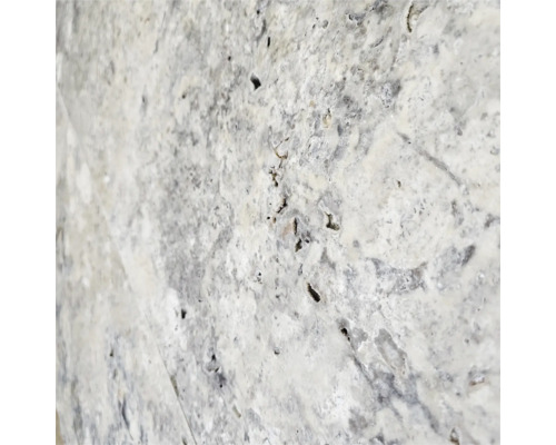 Prim-plan cu o placă de travertin din piatră naturală