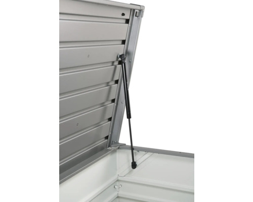 Detaliu al unei cutii de grădină gri deschise, cu arc pe gaz.