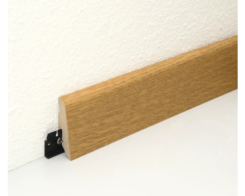 Plintă cu clemă de fixare pe perete și podea