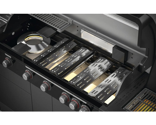 Vedere interioară a unui grătar cu gaz cu arzătoare și grătare.