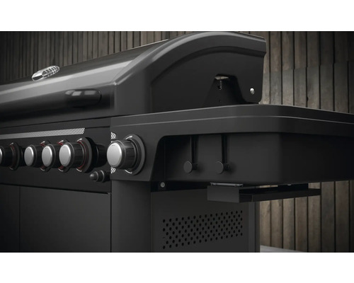 Imagine detaliată a unui grătar negru pe gaz cu butoane rotative