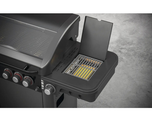 Imagine detaliată a unui grătar pe gaz cu arzător lateral deschis