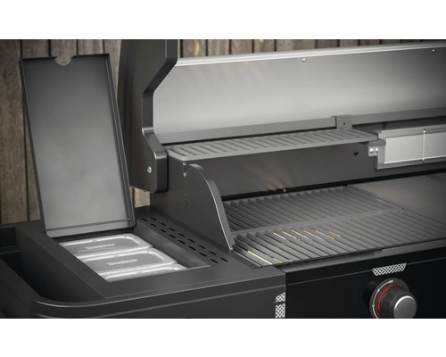 Detaliu al unui grătar cu gaz negru cu grătar de încălzire și recipiente