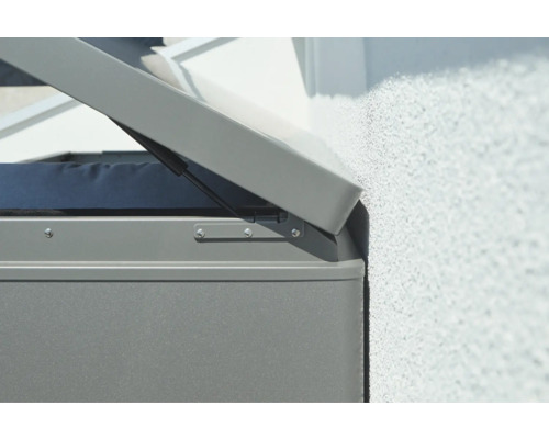 Vizualizare detaliată a unei cutii de grădină deschise pentru depozitare