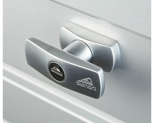 Logo Biohort pe un mâner de ușă argintiu cu încuietoare