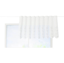 Cortină din material transparent cu broderie în fața unei ferestre