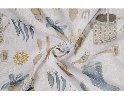 Prim-plan cu o țesătură cu motive de grădină, cum ar fi stropitoare, plante și unelte