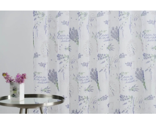 Perdea cu model de lavandă în fața unei camere