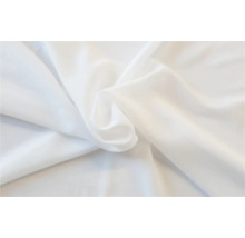 Material alb cu pliuri