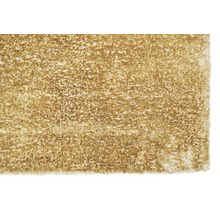 Prim-plan cu un covor bej cu fibre lungi