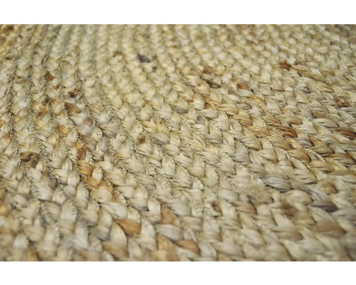 Prim-plan al unui covor împletit din fibre naturale.