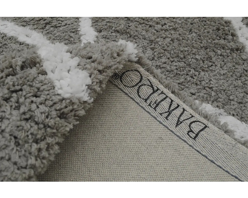 Covor gri cu accente albe și logo-ul Bakero