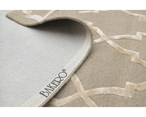 Vizualizare detaliată a unui covor cu model și logo-ul Bakerpo