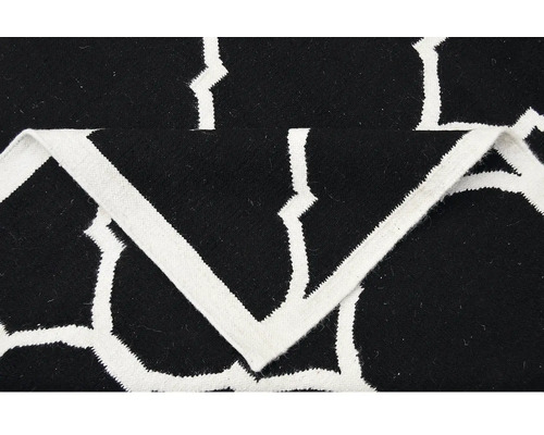 Imagine detaliată a unui covor negru cu model geometric alb