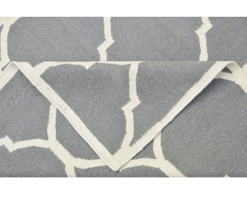 Covor gri cu model geometric