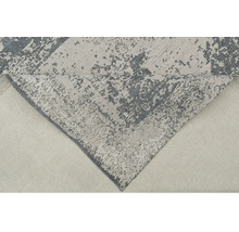 Covor gri cu model abstract.