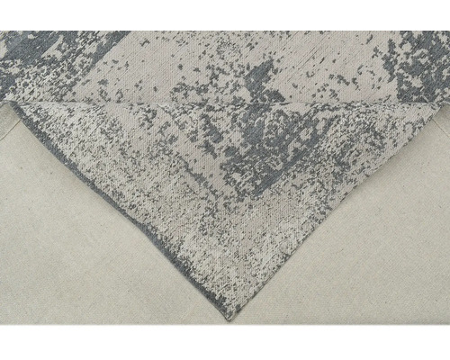 Covor gri cu model abstract.