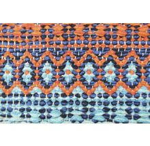 Prim-plan cu un textil cu model în zig-zag