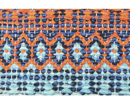 Prim-plan cu un textil cu model în zig-zag