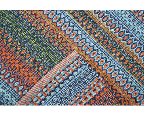 Vedere detaliată a unui covor cu modele geometrice