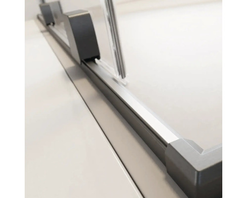 Prim-plan cu profilul unei cabine de duș din metal și sticlă