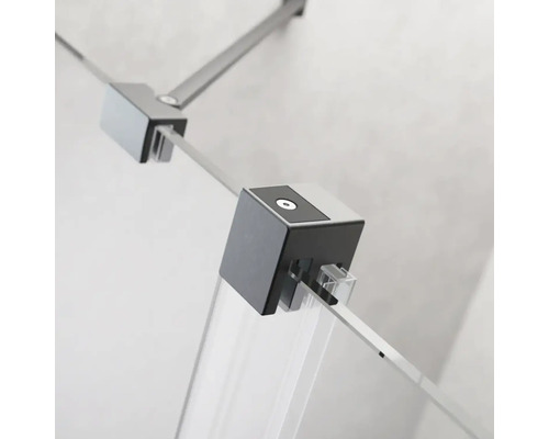 Prim-plan cu feroneria cabinei de duș pe un perete de duș