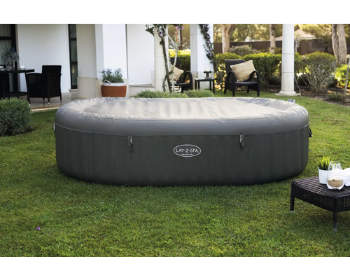 Cadă cu hidromasaj gonflabilă Lay-Z-Spa cu capac în grădină