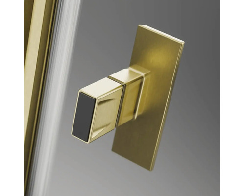 Prim-plan cu un element de robinet de duș auriu, cu un design unghiular