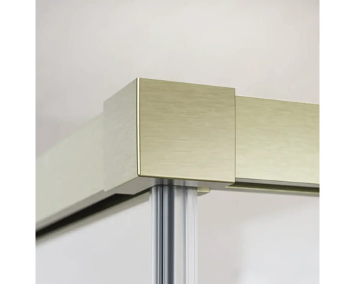 Imagine detaliată a unei cabine de duș cu accesorii aurii și elemente transparente din sticlă