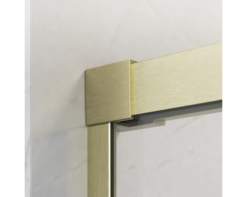 Prim-plan cu rama metalică a cabinei de duș