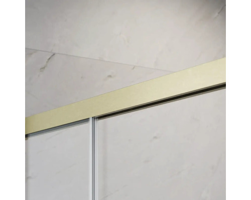 Vizualizare detaliată a unei cabine de duș cu ușă glisantă și cadru auriu