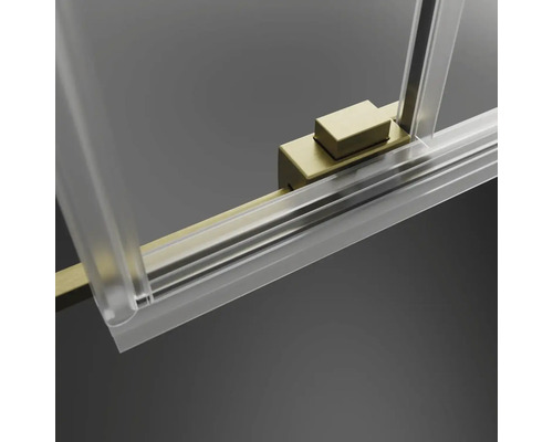 Detaliu al unei cabine de duș cu ușă glisantă și accesorii