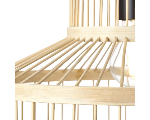 Detalii ale unei lămpi suspendate din bambus